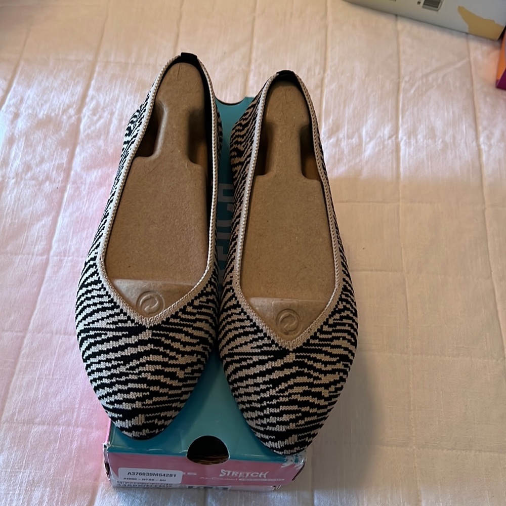 Brand New Skechers Cleo flats